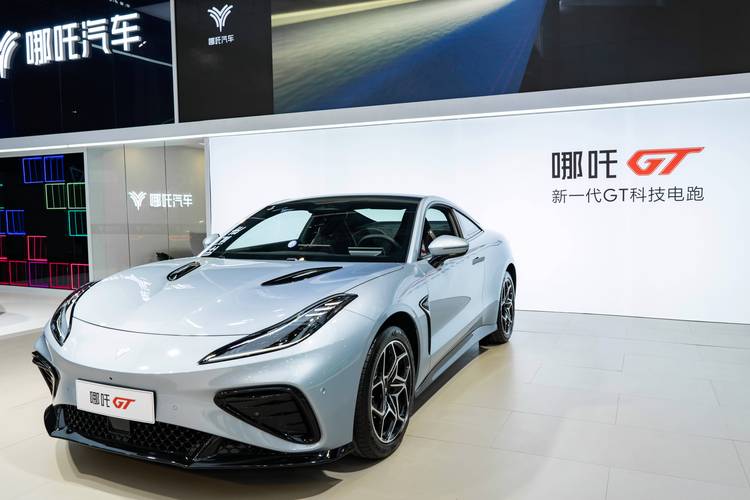 深圳329哪吒汽车在智能汽车领域的表现，领途汽车在新能源汽车市场中的影响力